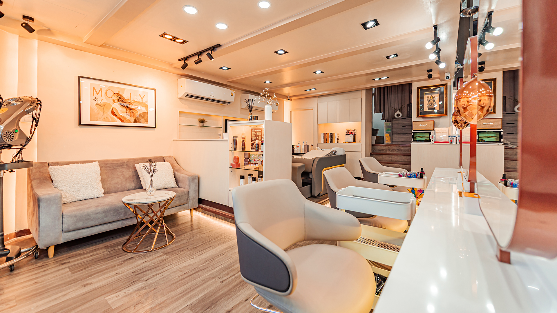 ทีมช่างผมของ Molly Hair Studio