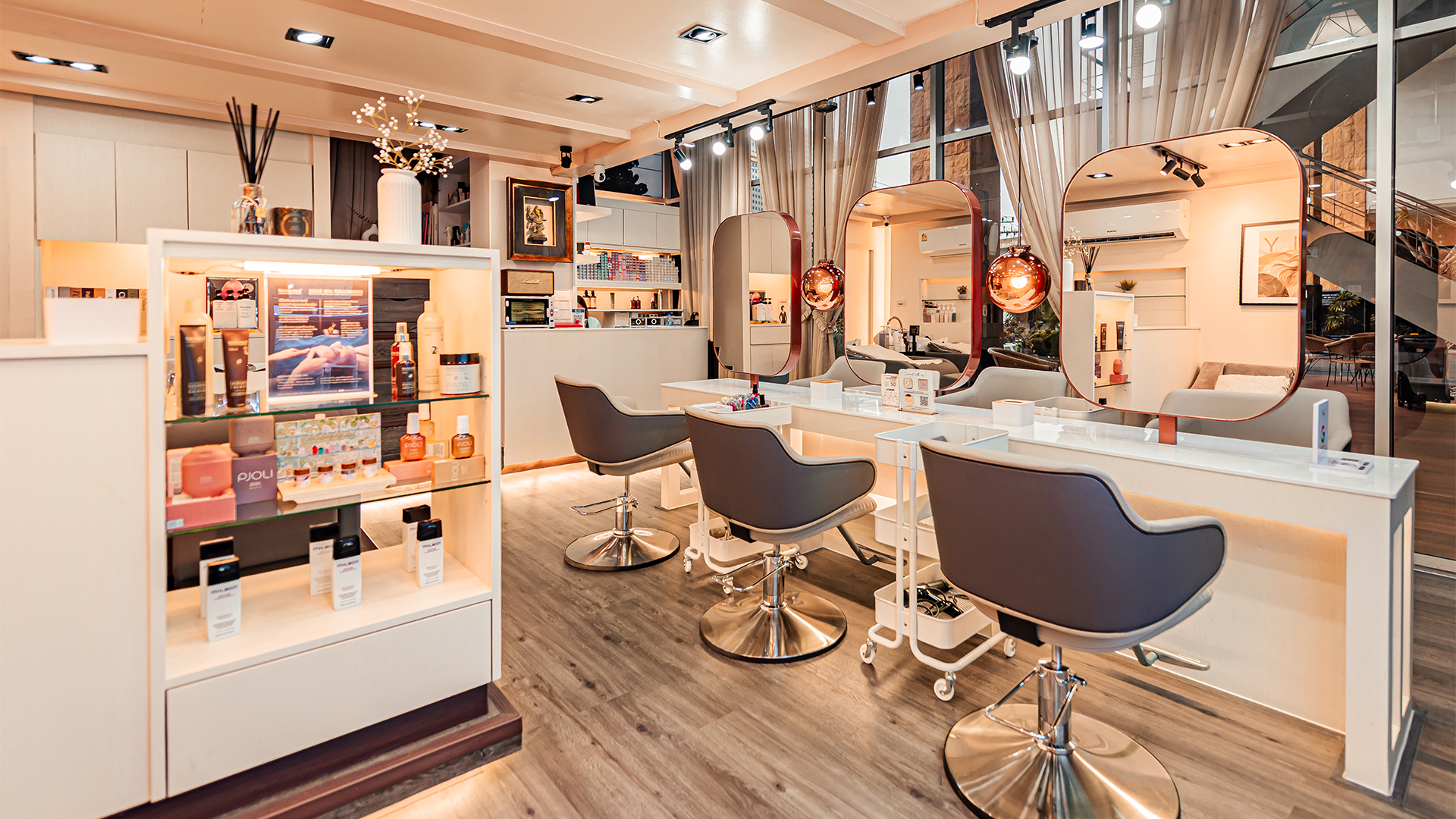 พื้นที่ภายในสตูดิโอ Molly Hair Studio